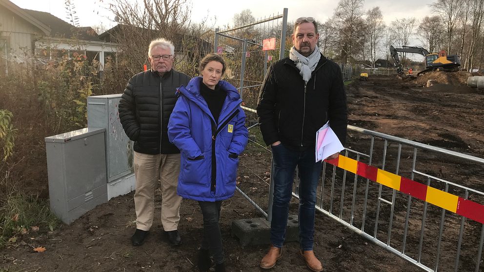 Ulf Ivansson, Sara Töttrup och Dan Lind är alla besvikna på kommunen då de inte fått information i tid om markarbetet utanför deras tomt.