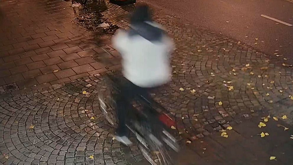 Filmen visar de två misstänkta gärningsmännen på cykel efter mordet på Jaafar vid Möllevångstorget den 9 november.