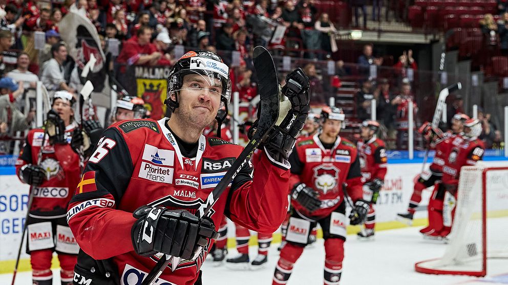 Malmös Matias Myttynen jublar efter segern i torsdagens ishockeymatch i SHL mellan Malmö Redhawks och IK Oskarshamn i Malmö Arena.