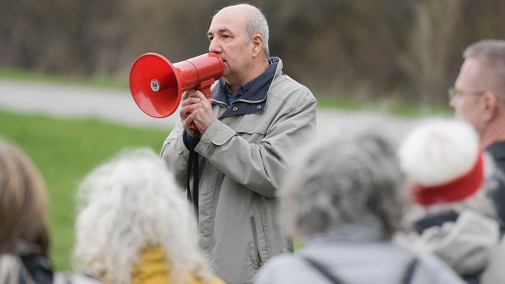 Kurdo Baksi talar när Författarförbundet och Svenska Pen arrangerar en manifestation för den fängslade svensk-kinesiske bokförläggaren Gui Minhai utanför Kinas ambassad i maj 2018.