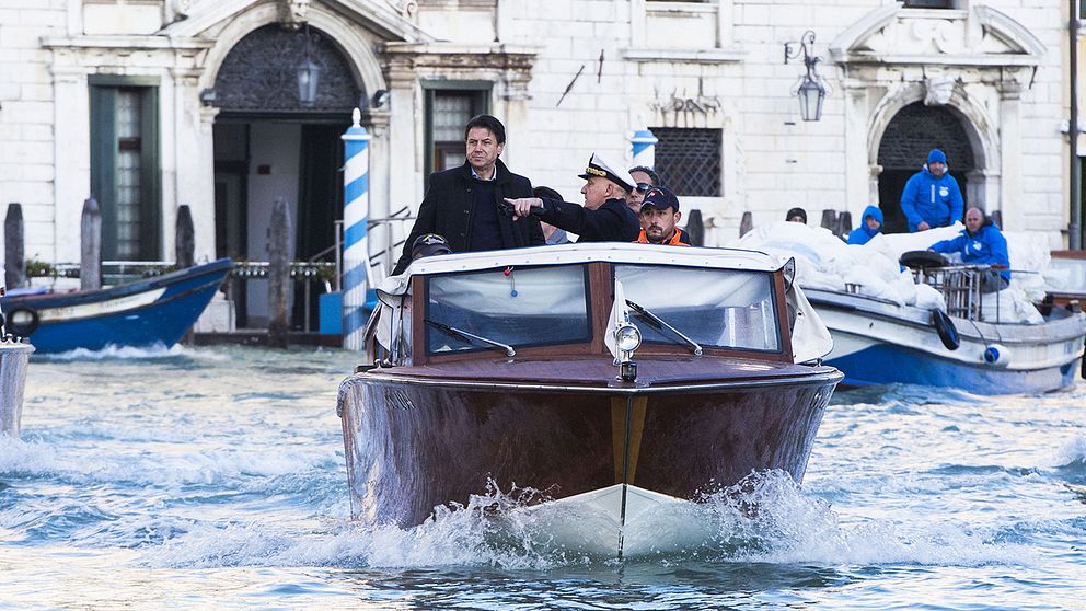 Italiens premiärminister Giuseppe Conte visas runt med taxibåt i Venedig under sitt besök i veckan.