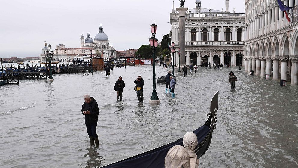 Venedig fylldes med vatten efter att ett kraftigt regnoväder drog in över södra Italien på tisdagen.