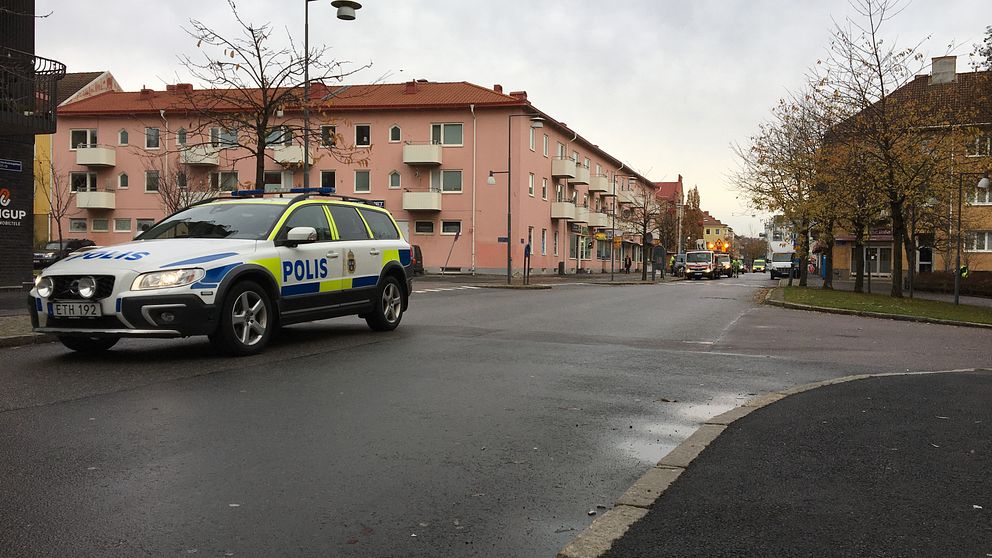Man hittades svårt knivskuren i en lägenhet i Brämaregården i Göteborg.