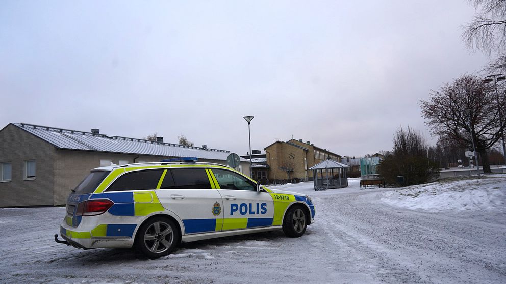 En polisbil framför Tegs centralskola i Umeå.