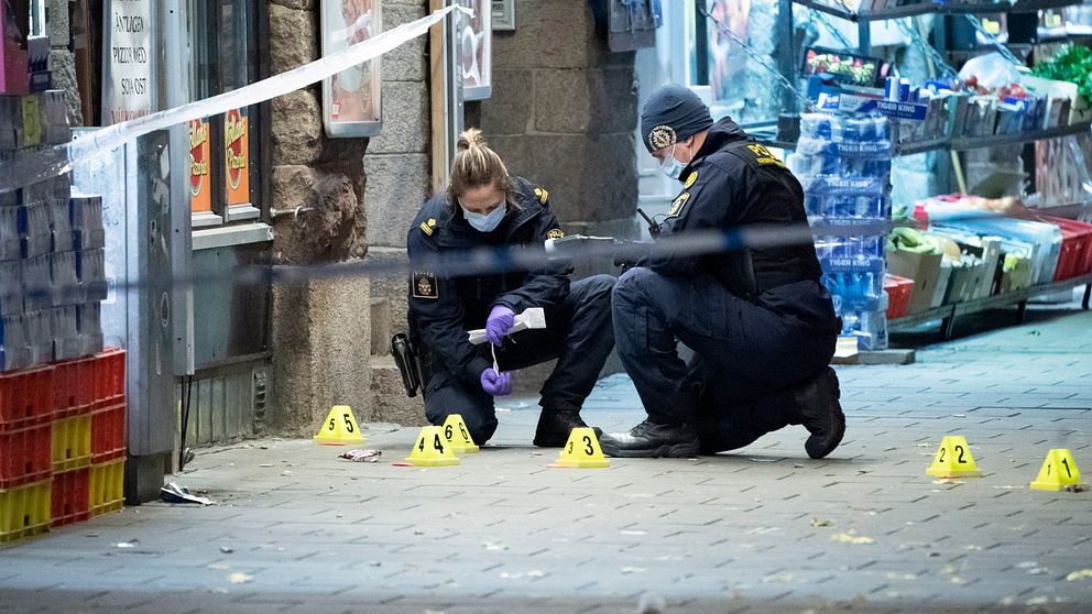 Polisens kriminaltekniker säkrar spår efter skottlossningen vid en pizzeria på Ystadsgatan vid Möllevångstorget i Malmö natten den 9 november.