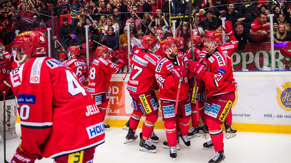 Modos spelare jublar efter segern mot Björklöven den 9 november.