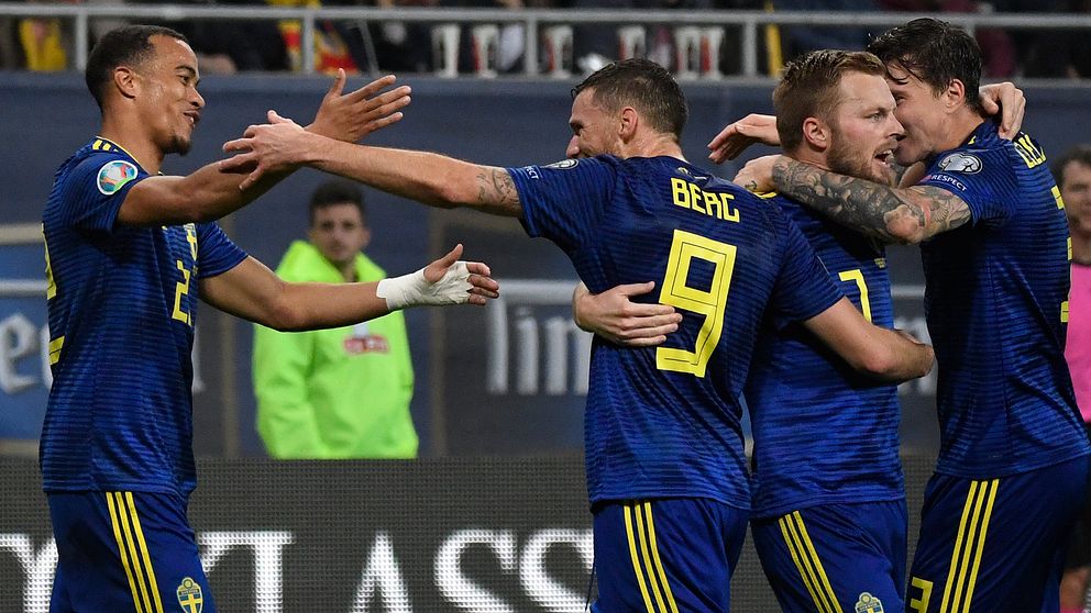 Sverige firar efter Robin Quasions 2-0-mål mot Rumänien.