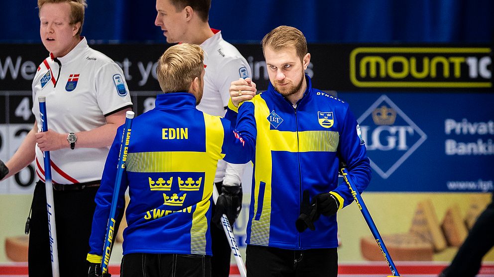 Niklas Edin och Rasmus Wranås Sverige vann den första EM-matchen.