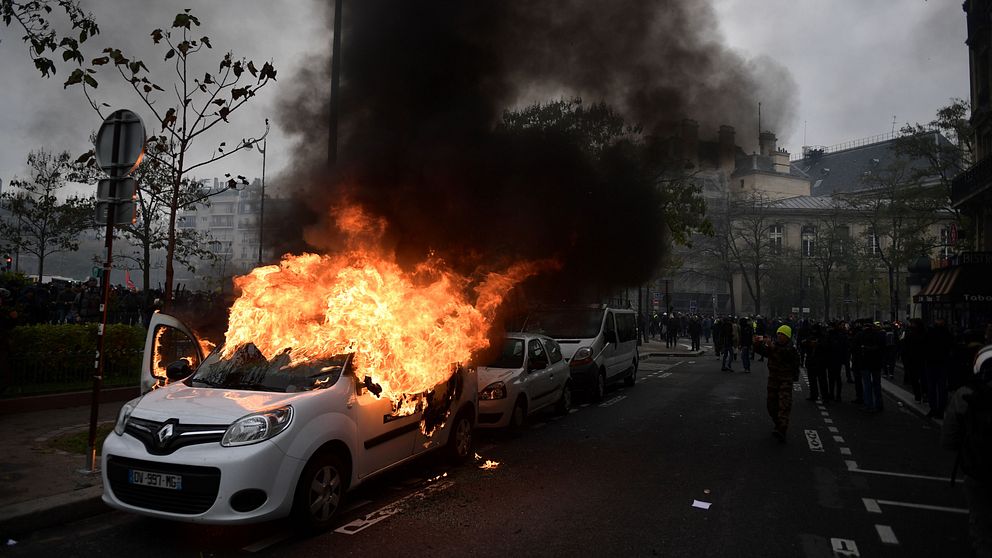 En bil som sattes i brand i närheten av torget Place d'Italie i Paris under lördagen.