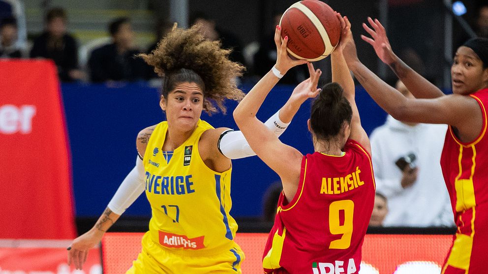 Amanda Zahui under EM-kvalmatchen mot Montenegro.