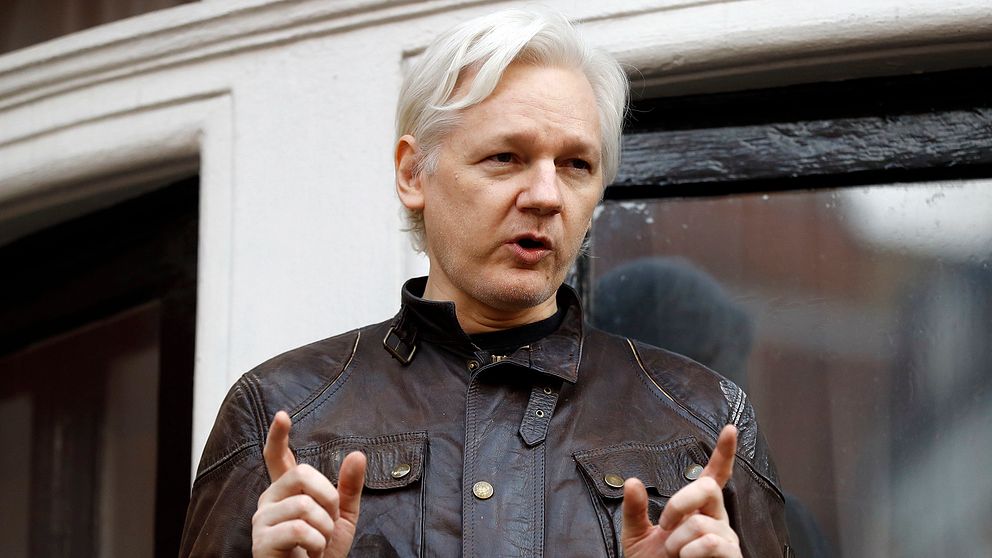 Julian Assange talar utanför Ecuadors ambassad efter att den svenska förundersökningen lades ned 2017. Den återupptogs i maj 2019.