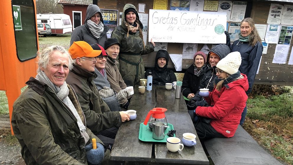 Elva personer i aktionsgruppen Gretas Gamlingar sitter utanför Tivedens lanthandel för att uppmärksamma klimatfrågor.