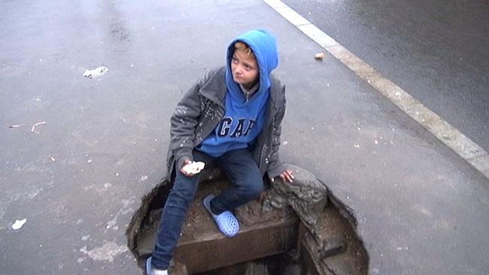 Ett av barnen i Bukarests kloaker kliver ned i underjorden.