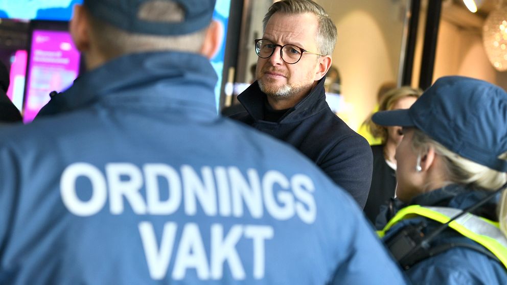 Regeringen tillsätter en utredning som ska se över reglerna kring ordningsvakter och hur de ska kunna avlasta polisens arbete, meddelade inrikesminister Mikael Damberg (S) idag.