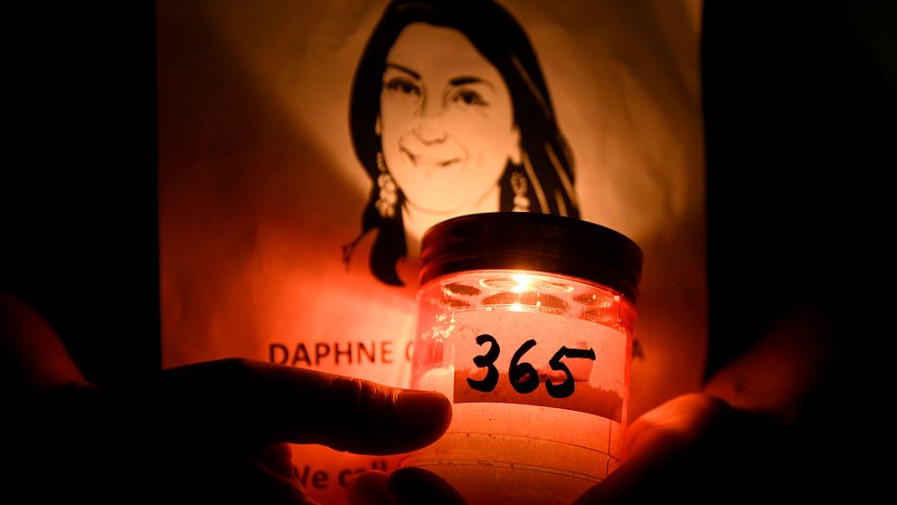 Bilden föreställer en bild på den mördade journalisten Daphne Caruana Galizia och ett ljus.