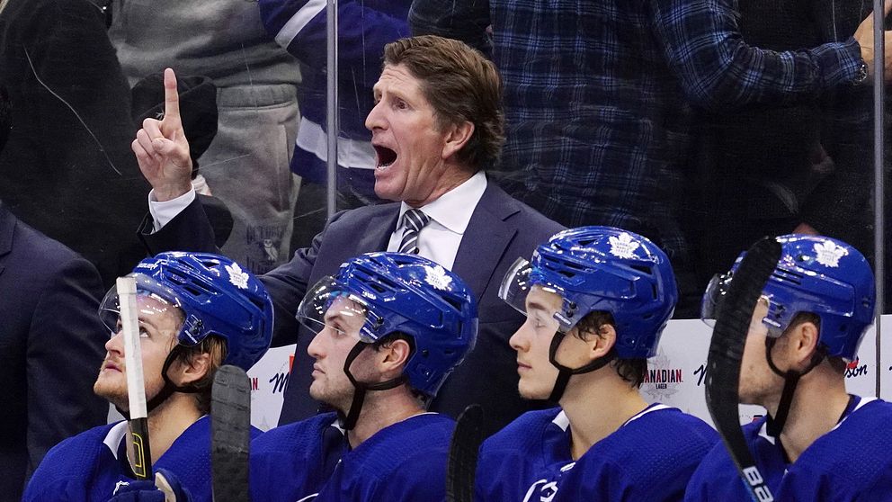 Toronto Maple Leafs sparkar tränaren Mike Babcock som här syns i båset bakom bland annat William Nylander.