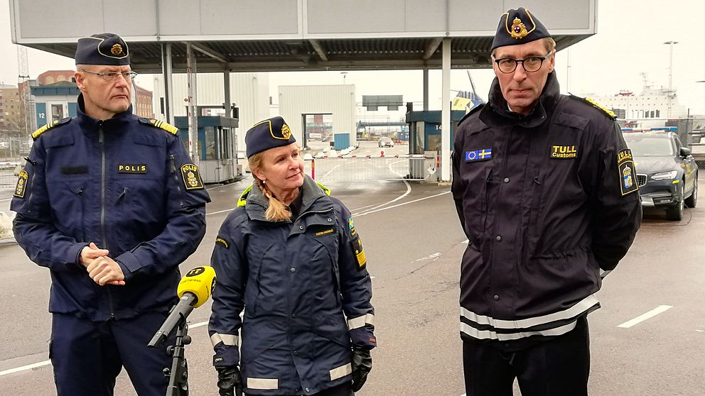 Polis, kustbevakning och tull samarbetar vid gränsen. Här Mats Löfving, chef för NOA, Therese Mattsson, generaldirektör för kustbevakningen och vikarierande generaltulldirektör Fredrik Holmberg.