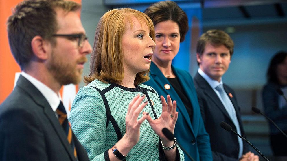 Jakob Forssmed (KD), Annie Lööf (C), Anna Kindberg Batra(M) och Erik Ullenhag (FP) under en pressträff på Riksdagen.