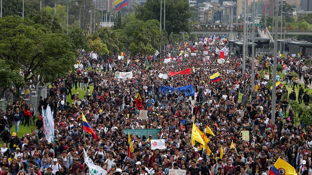 Demonstranter i Colombias huvudstad Bogota den 21 november 2019.