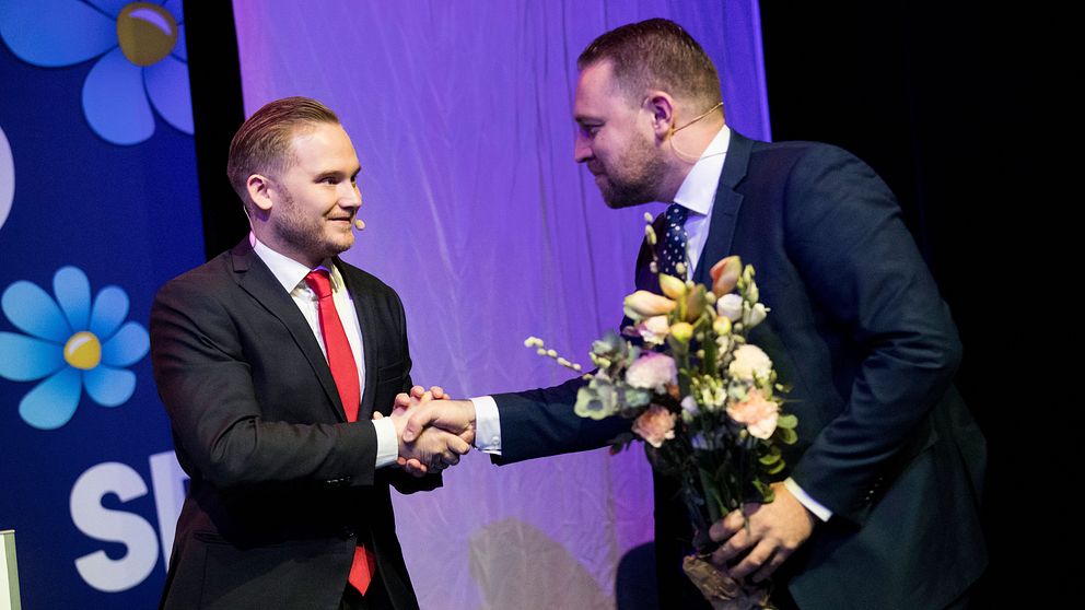 Tillträdande riksdagsgruppledare Henrik Vinge (SD) tackar av den avgående gruppledaren Mattias Karlsson (SD) under landsdagarna i Örebro den 22 november 2019.