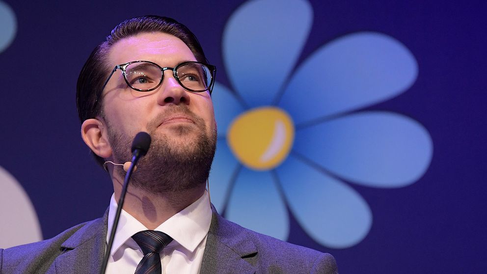 Jimmie Åkesson håller tal på Sverigedemokraternas landsdagar i Örebro efter att han blivit omvald som partiordförande.