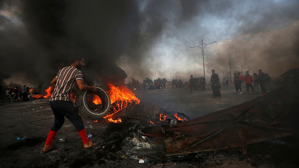 Demonstranter i Basra i södra Irak bränner bildäck.