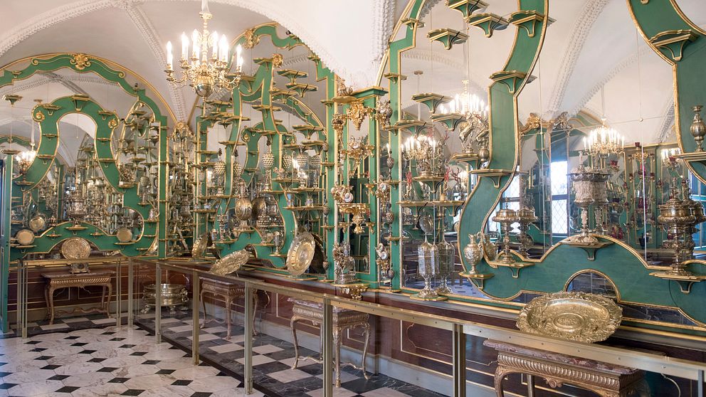 Här syns en del av samlingen i Gröna Valvet i tyska Dresden där skatter och juveler till ett värde av motsvarande 10 miljarder kronor har försvunnit.