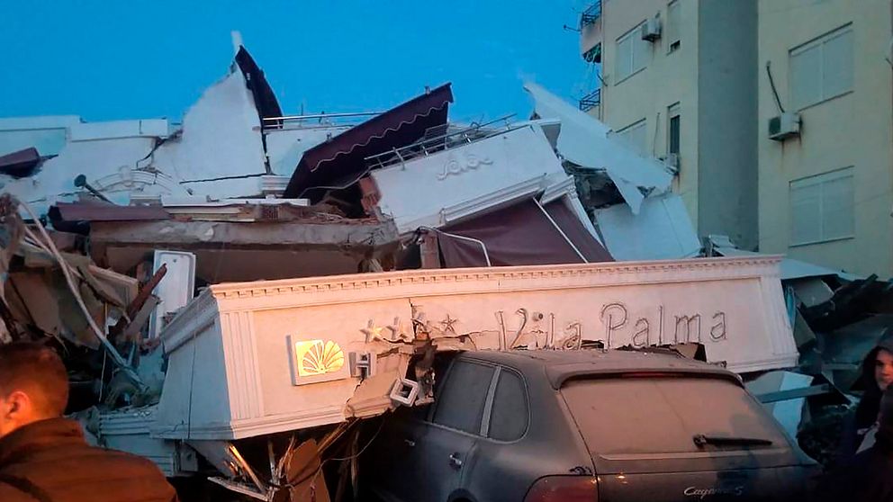 Ett hotell som har rasat efter en jordbävning i albanska staden Durres under natten.