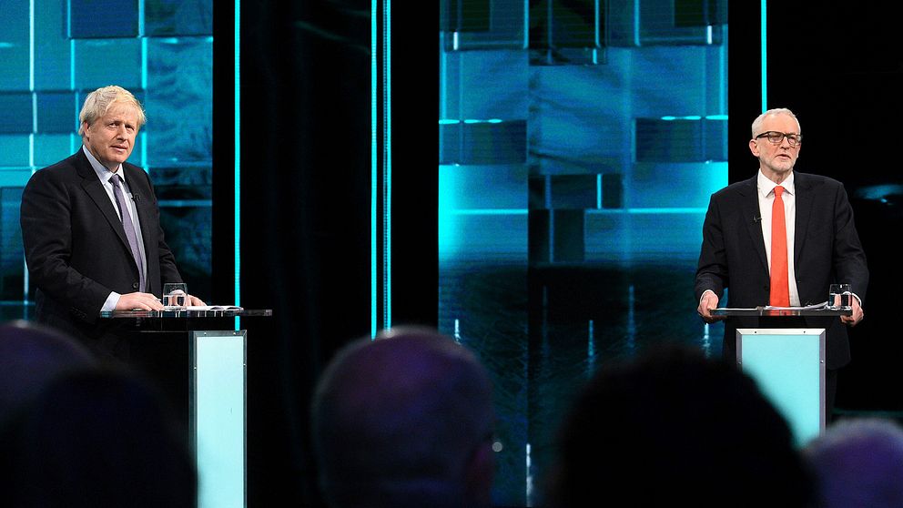 Torries partiledare tillika Storbritanniens premiärminister Boris Johnson till vänster och Labours partiledare Jeremy Corbyn till höger vid en tv-sänd debatt förra veckan.