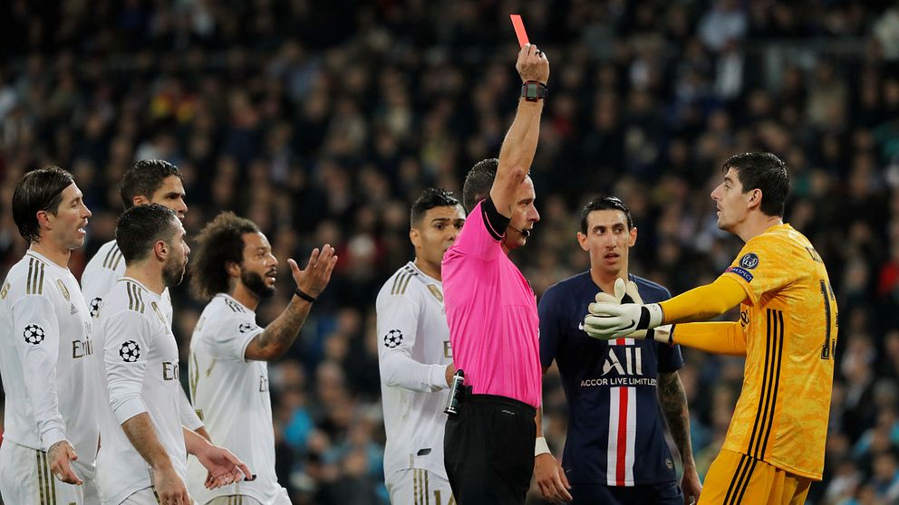 Real Madrids målvakt Thibaut Courtois blev först utvisad. Sedan tog VAR-rummet tillbaka beslutet.