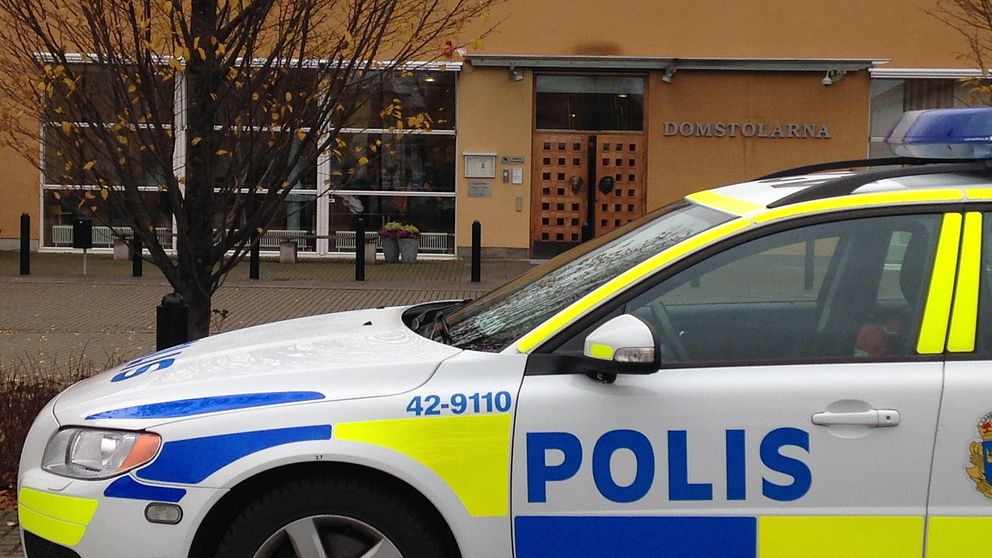 Det var ett stort säkerhetspådrag och många poliser på plats när rättegången inleddes i Linköpings tingsrätt på måndagen.
