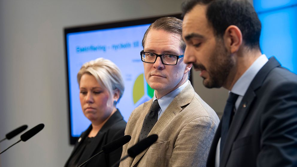 Energipolitiska talespersonerna Camilla Brodin (KD), Lars Hjälmered (M) och Arman Teimouri (L) kräver en ny energiöverenskommelse mellan riksdagspartierna under en pressträff på riksdagen.