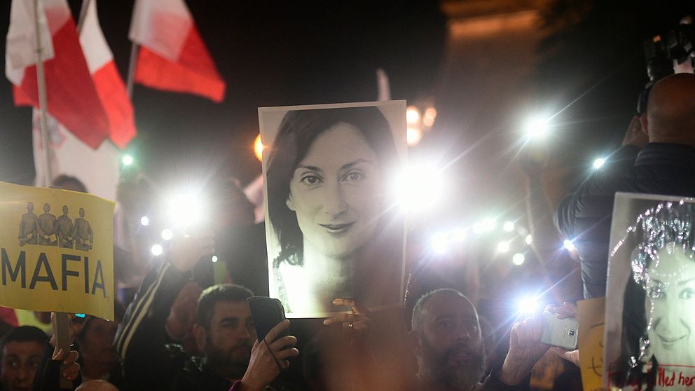 Demonstranter håller upp en bild på journalisten Daphne Caruana Galizia, under protester utanför kontoret till Maltas premiärminister, Joseph Muscat.
