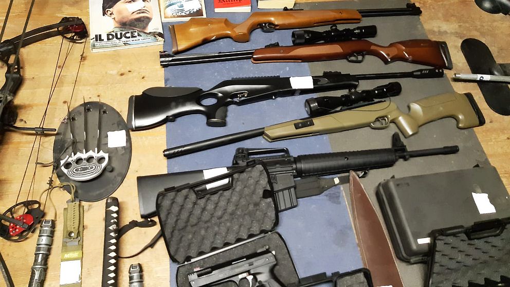 Polisen hittade en mängd vapen av olika slag i samband med razzian.