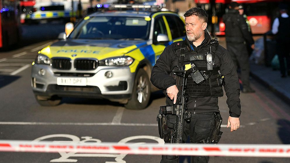 Poliser vid avspärrningar nära London Bridge