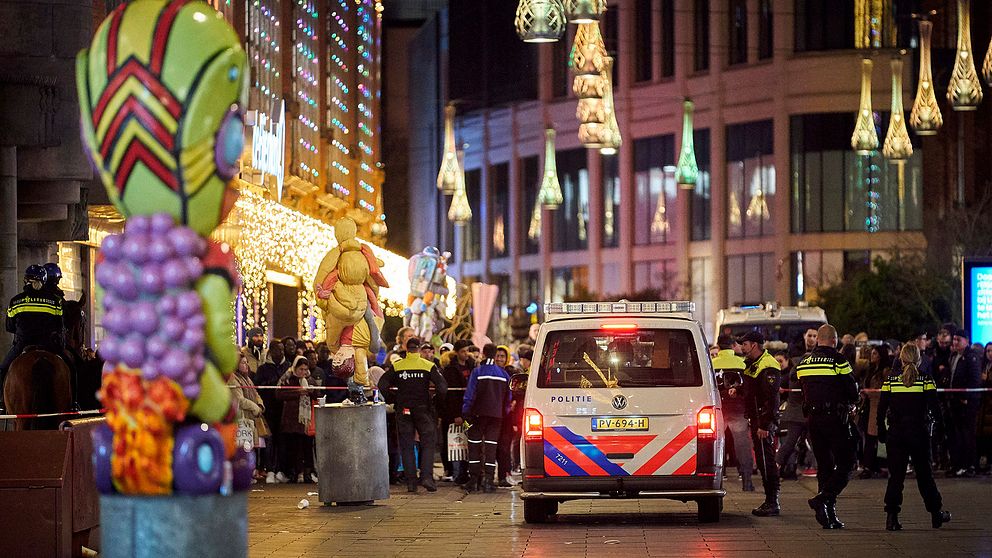Polisavspärrningar på en shoppinggata i Haag