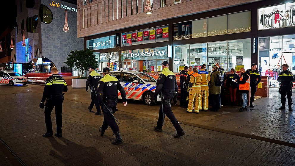 Räddningspersonal på gatan i Haag där knivattacken inträffade.