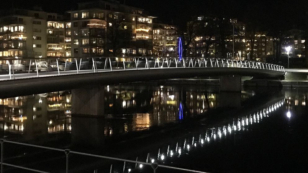 Den nya Gamletullsbron nattetid.