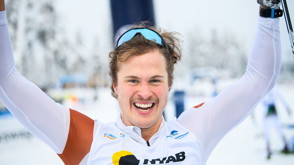 Olof Jonsson, Trillevallens Sportklubb, jublar efter vinsten i finalen i sprint vid Gällivarepremiären.