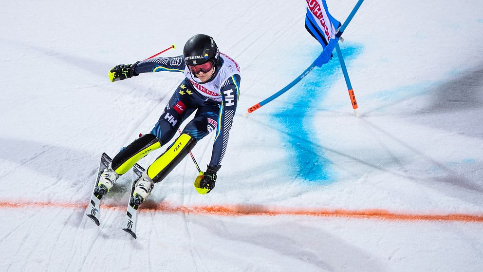 Anna Swenn-Larsson är långt efter det första slalomåket.