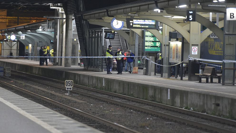 Polisens avspärrning vid centralstationen i Lund.