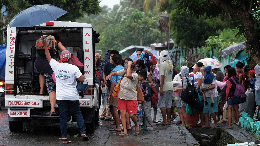 Människor evakueras i Filipinerna.