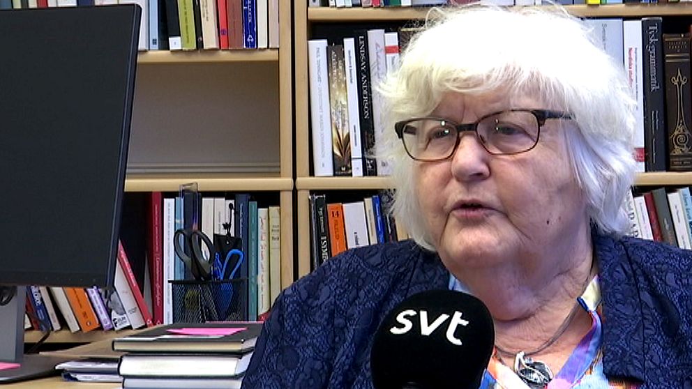 Gudrun Svensson, forskare. Hon har vitt hår, hornbågade glasögon och en mörkblå blus på sig.