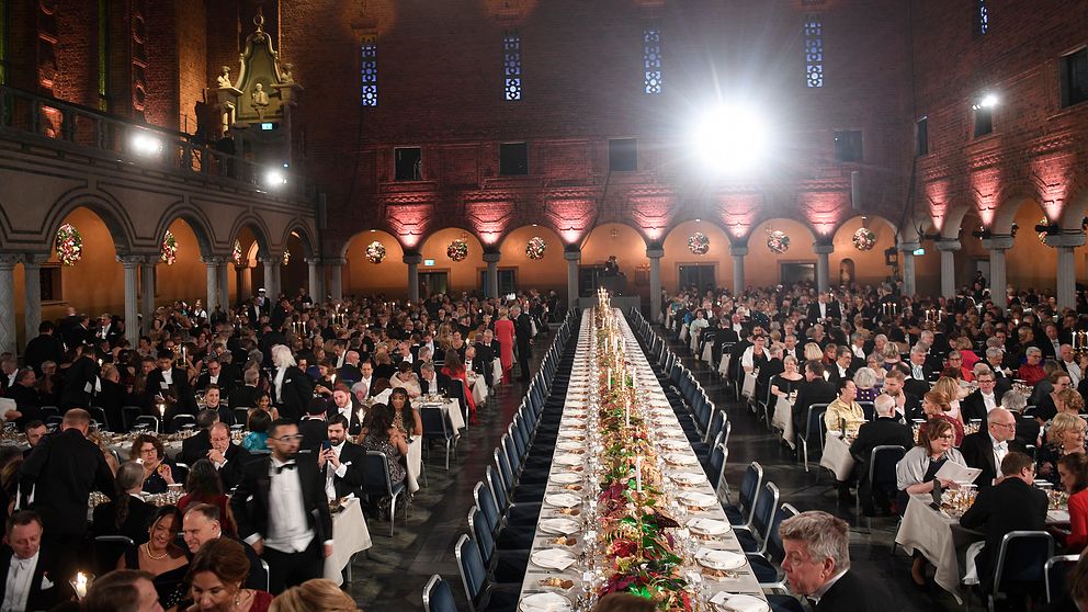 Honnörsbordet vid Nobelbanketten 2018 innan hedersgästerna kommit på plats.