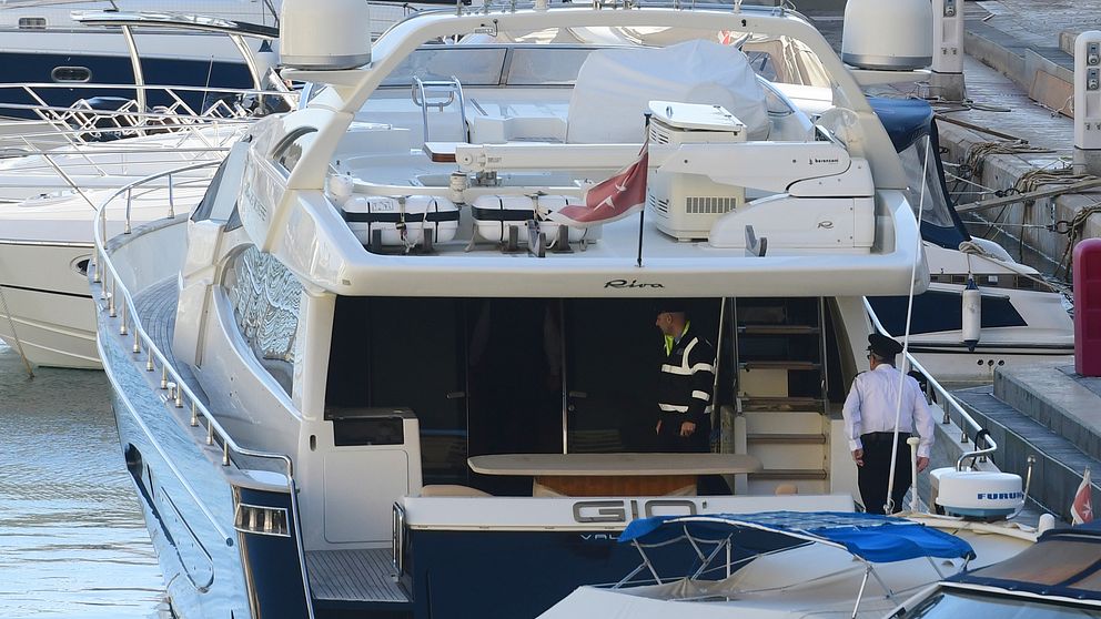 Affärsmannen Yorgen Fenech grips på en yacht när han är på väg från Malta.