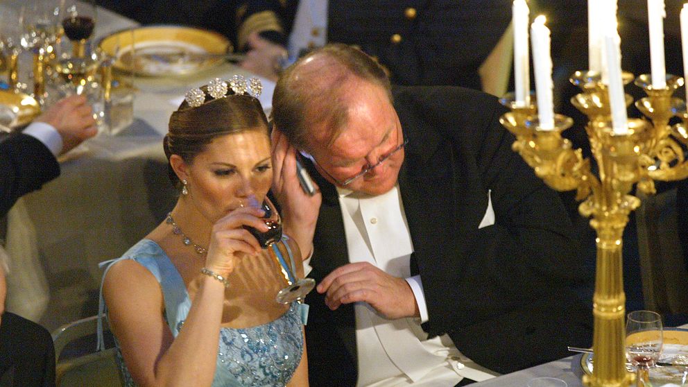 Statsminister Göran Persson pratar i sin mobiltelefon under nobelbanketten.