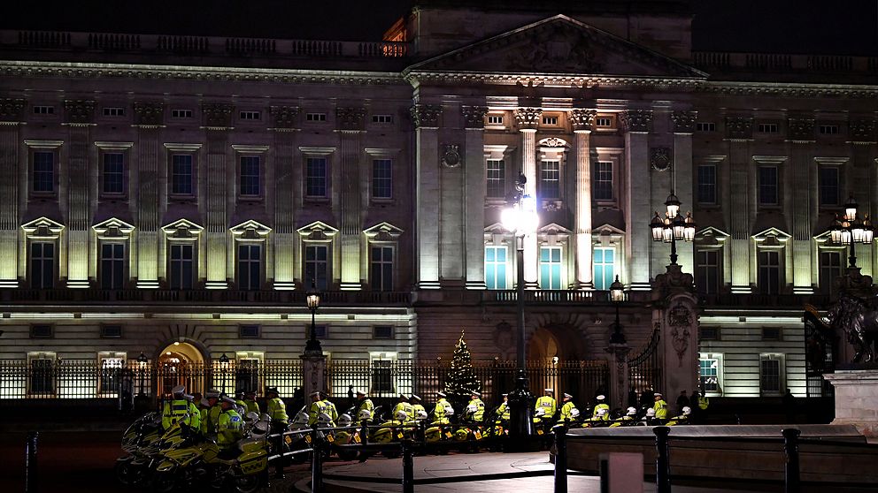 Poliser utanför Buckingham Palace.