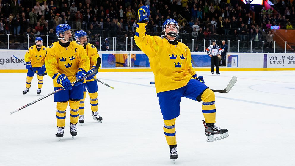 Alexander Holtz jublar i Sverigedressen.