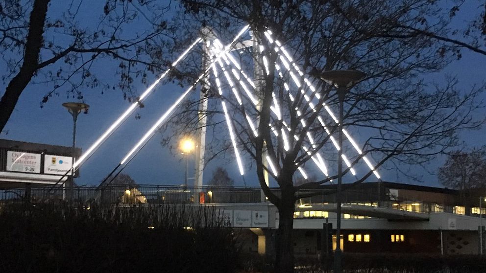 Ny belysning på bron i Oxhagens centrum.