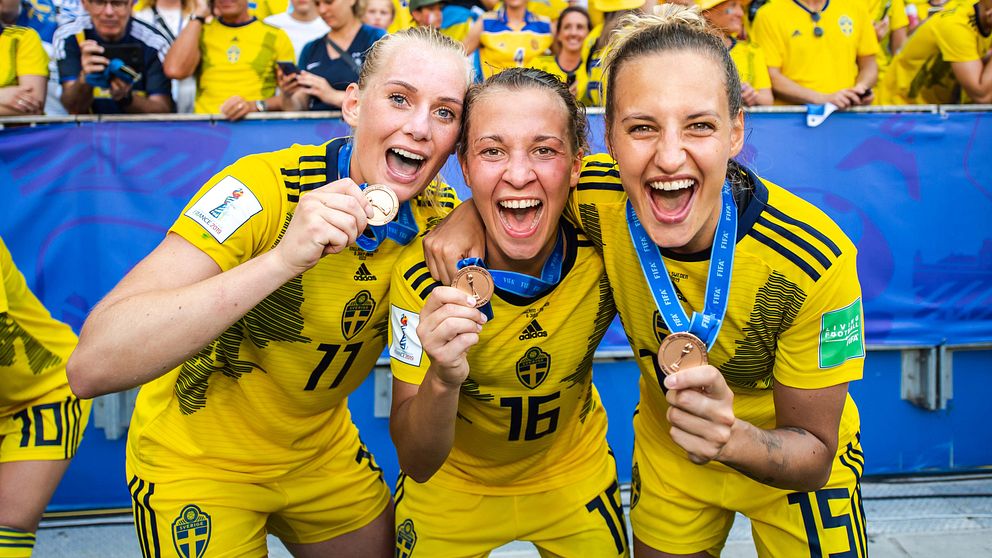 Svenska spelarna firar sommarens VM-brons.